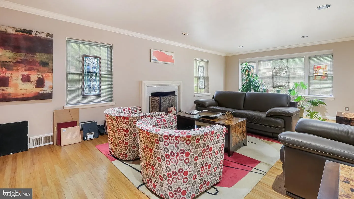 3 bed, 2.5 bath, 2080 sqft, $3,650 — Photo 3