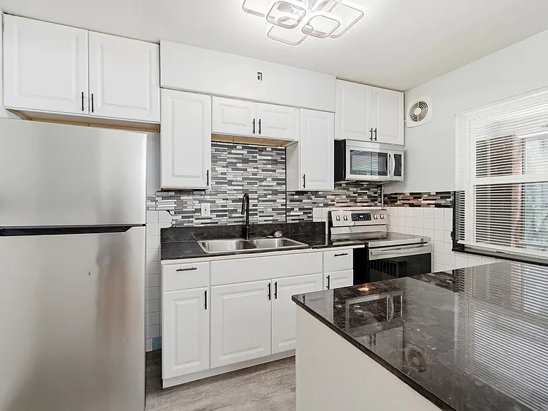 3524 Hazelwood Ave #1 — Photo 1