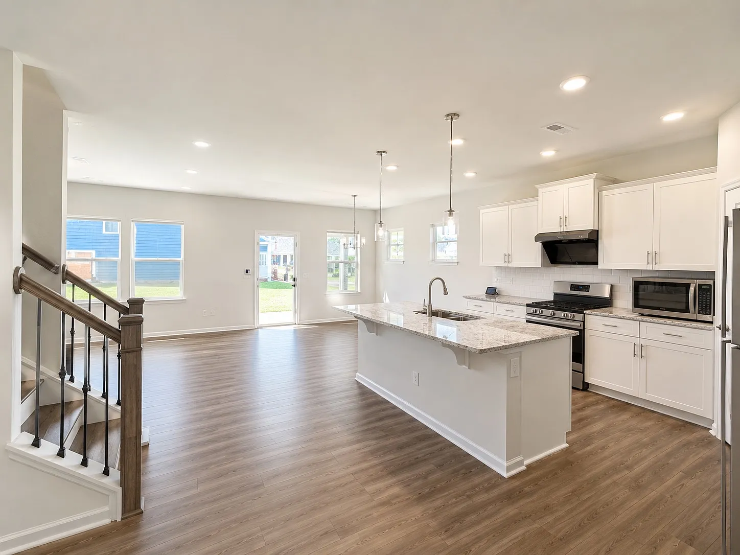 5 bed, 3.5 bath, 2605 sqft, $2,745 — Photo 3