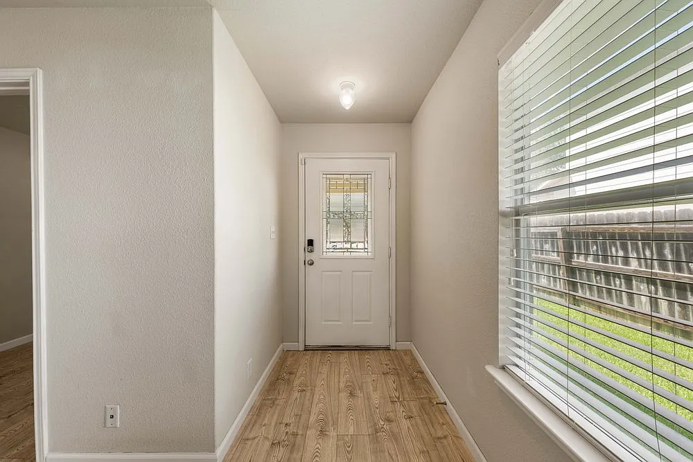 Charming 3-Bed Home with Playground Access in Converse 7710 Citadel Peak — Photo 4
