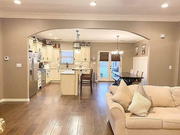 3rd image of 607 Campbell Dr