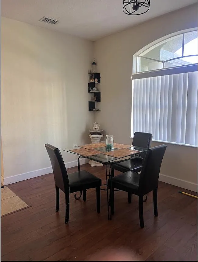 4 bed, 2.0 bath, 2200 sqft, $888 — Photo 2