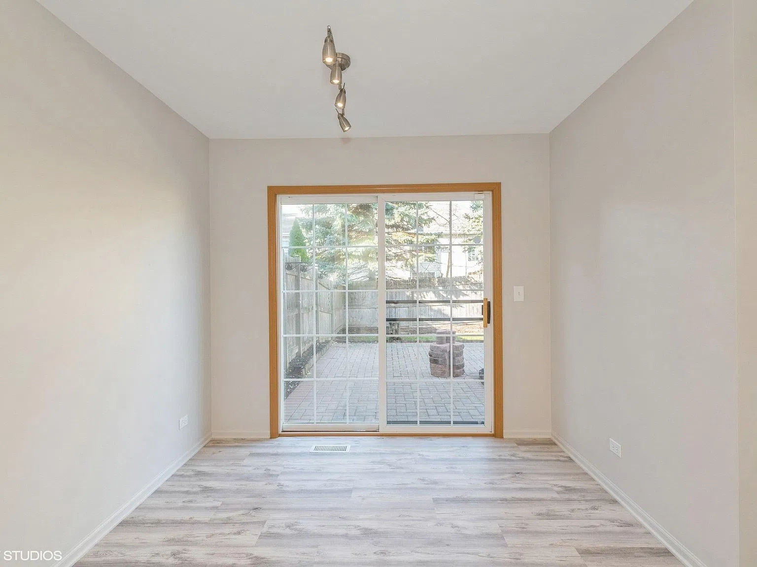 3 bed, 2.5 bath, 1649 sqft, $2,500 — Photo 3