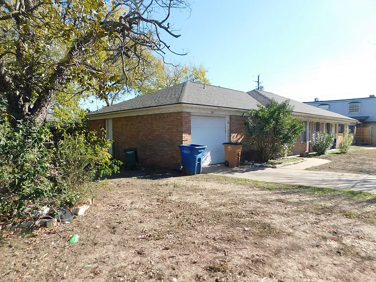 3601 Catalina Dr — Photo 2