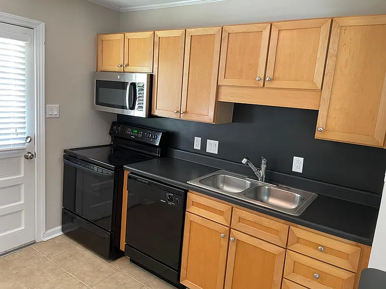 2305 Bernard St — Photo 4