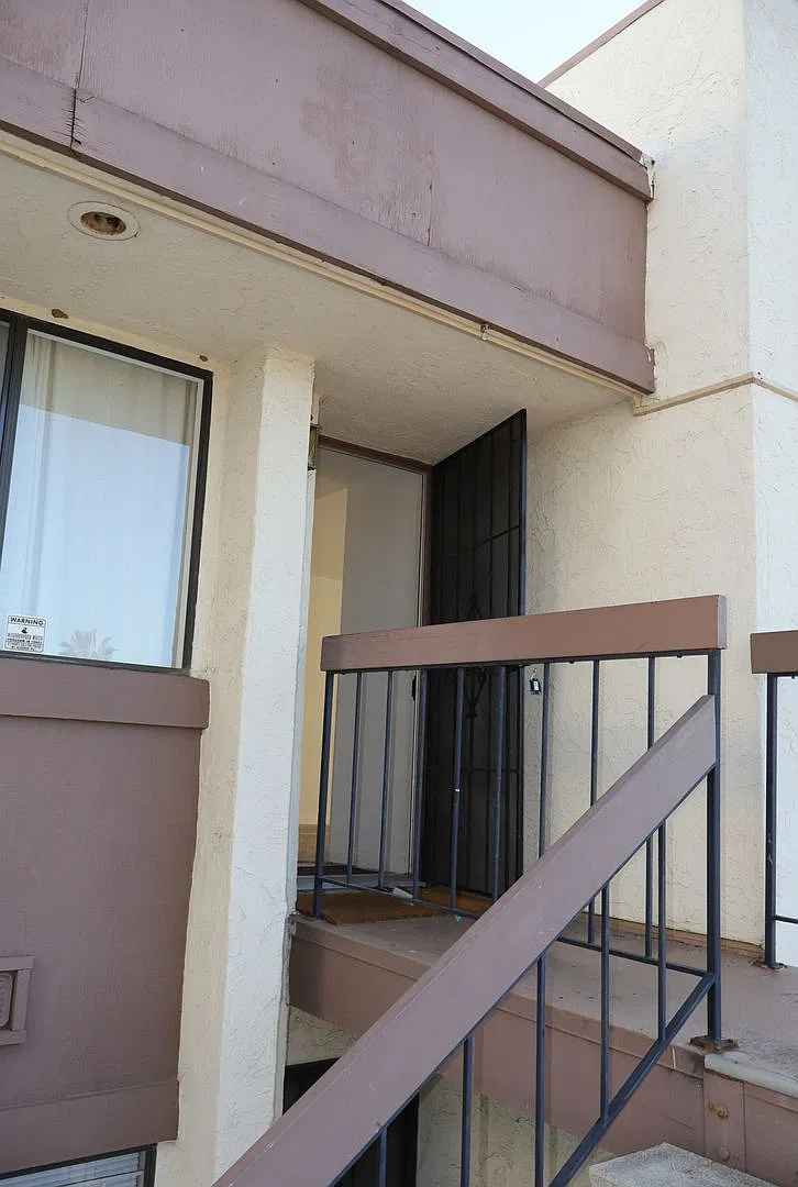 2 Bedrooms 2 full baths corner condo in National City. — Photo 3