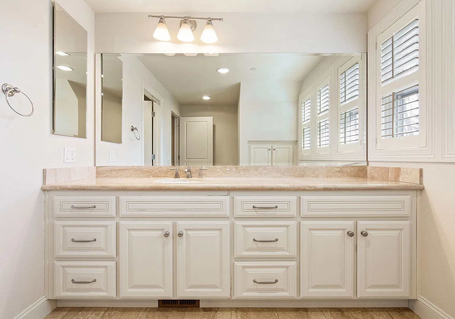 Elegant Two-Story Residence at The Woodmark, Downtown Palo Alto — Photo 3