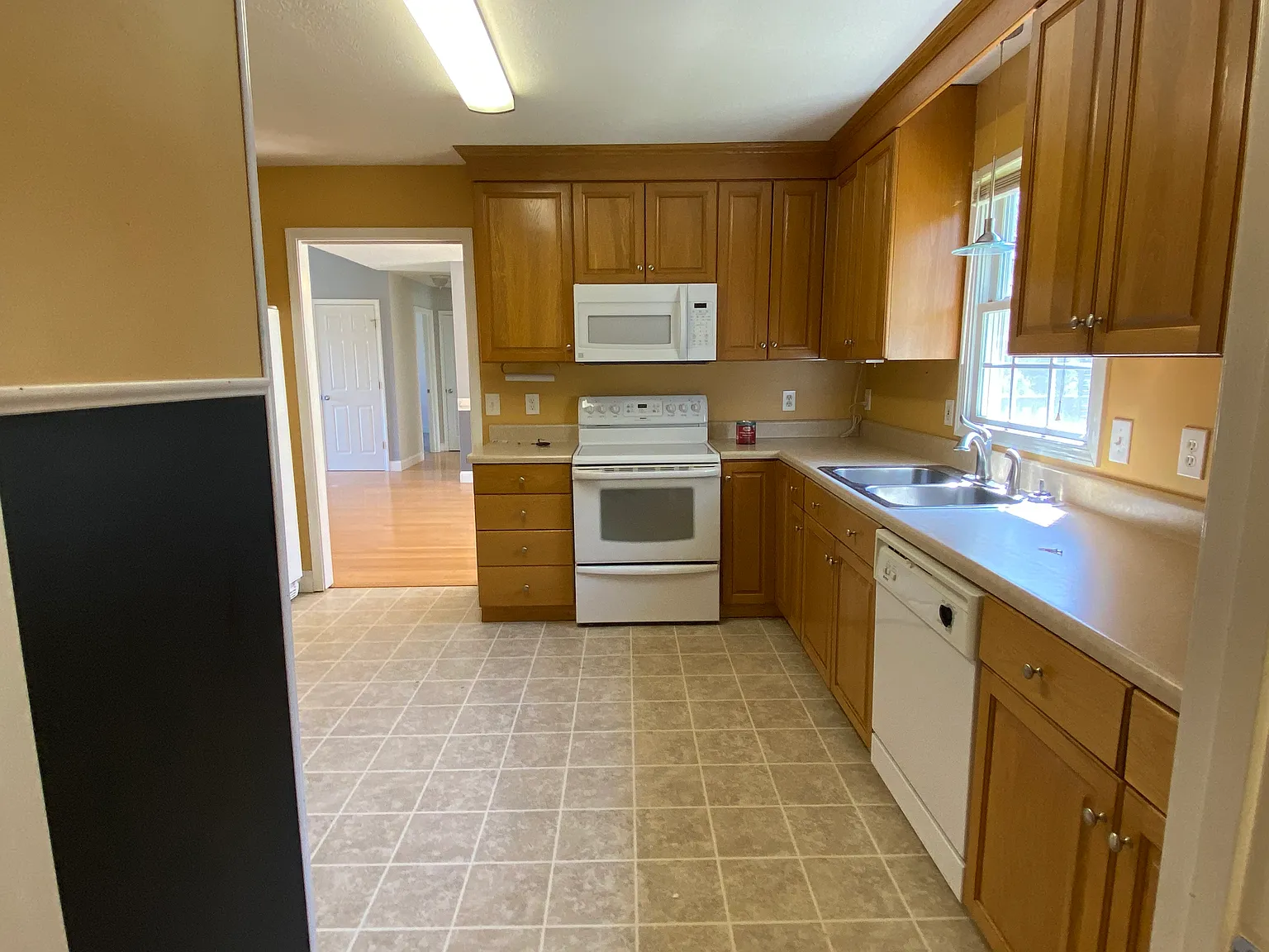 3 bed, 1450 sqft, $1,650 — Photo 3