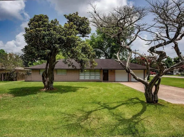 117 Lazy Ln, Lake Jackson, TX 77566