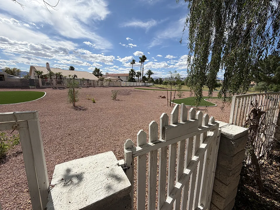 2899 Country Club Dr