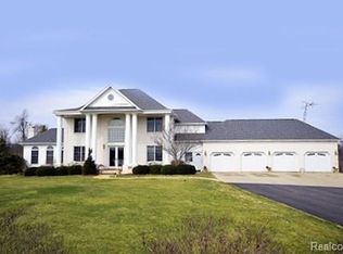 10166 Fenton Rd, Fenton, MI 48430