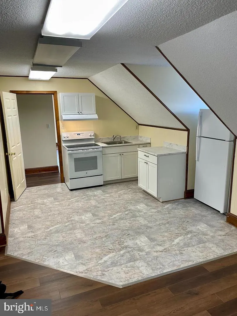 1 bed, 1.0 bath, 750 sqft, $1,050 — Photo 2