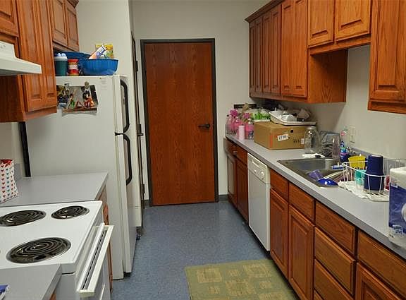 5th image of 641 W Brown St