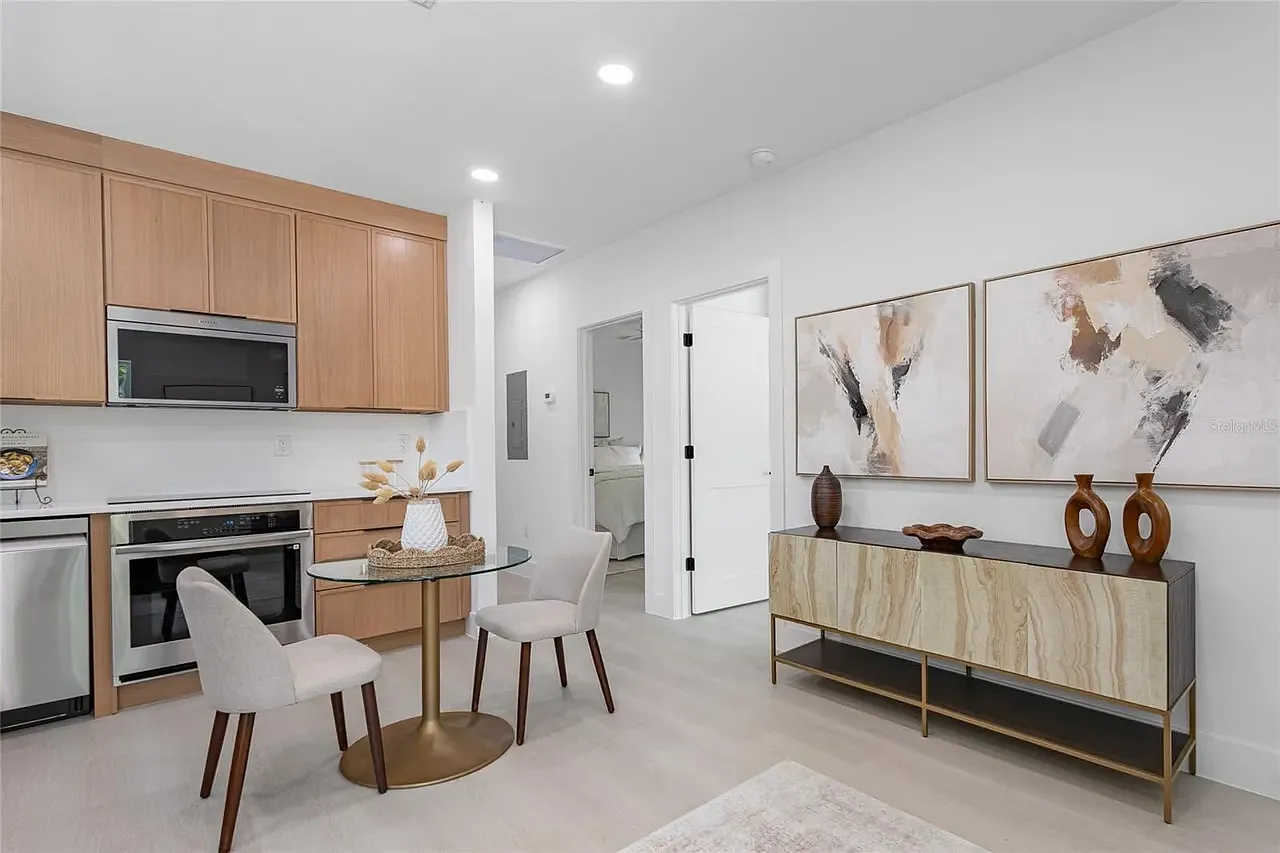 2 bed, 800 sqft, $2,500 — Photo 2