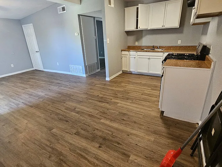 3818 E Young St — Photo 3