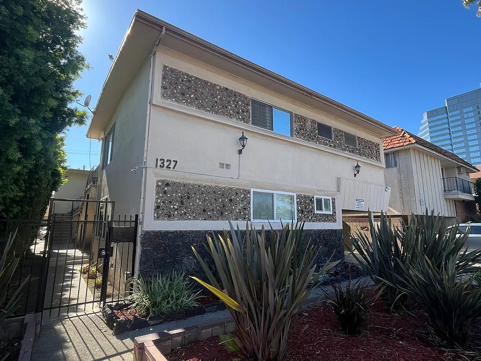 1327 S Bundy Dr #5