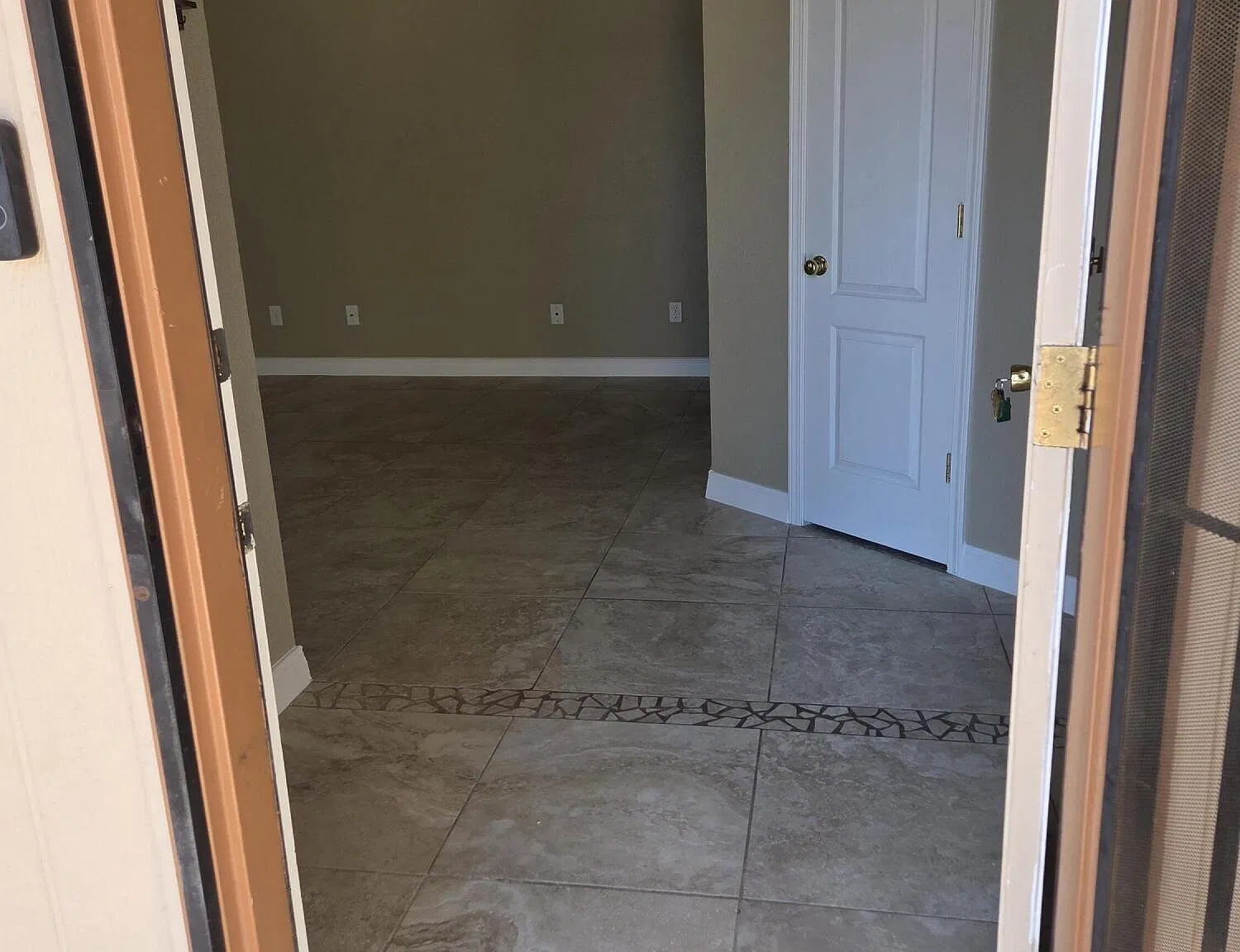 4 bed, 2.0 bath, 1385 sqft, $1,600 — Photo 2