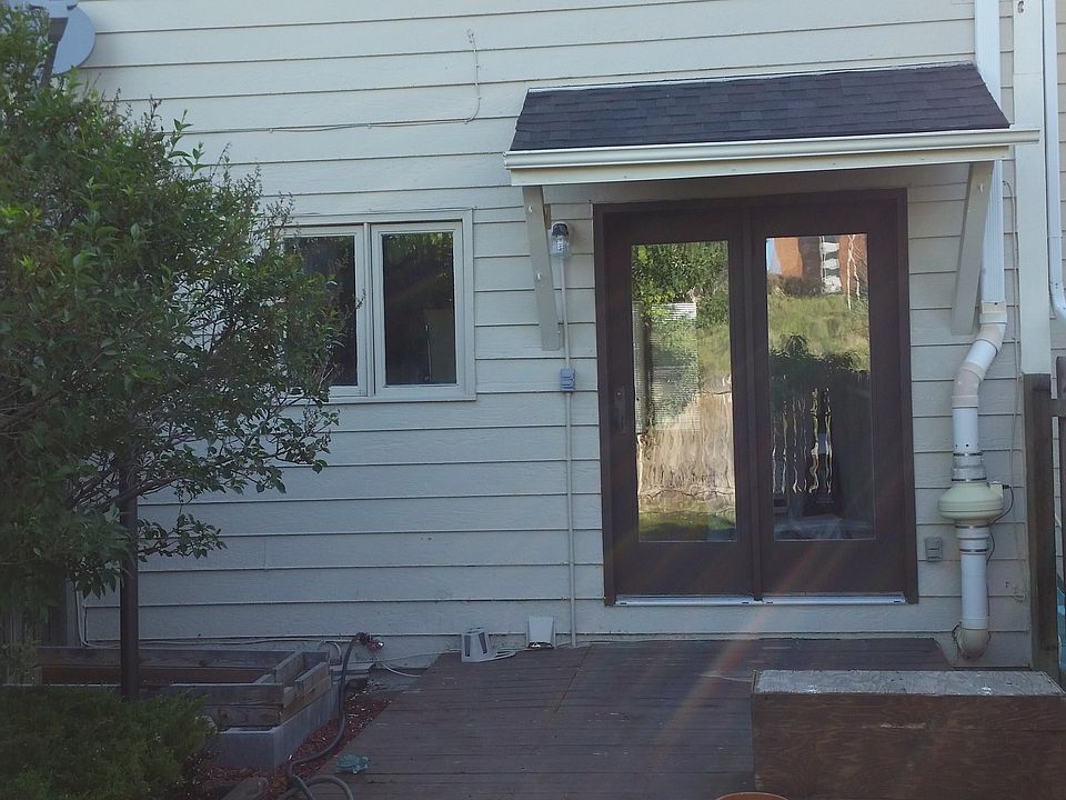 Rear entrance/ yard