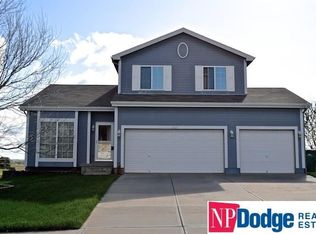 1605 Ridgeview Dr, Papillion, NE 68046