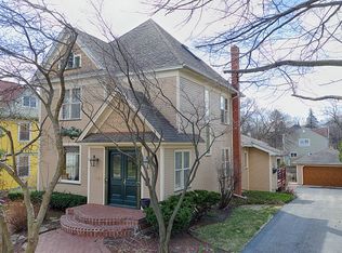 487 W Judd St, Woodstock, IL 60098