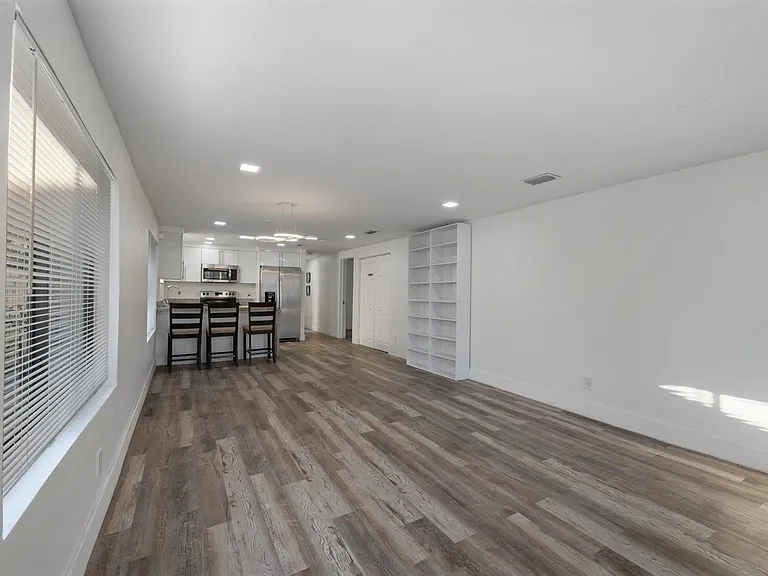 836 SW 13th Ct — Photo 6