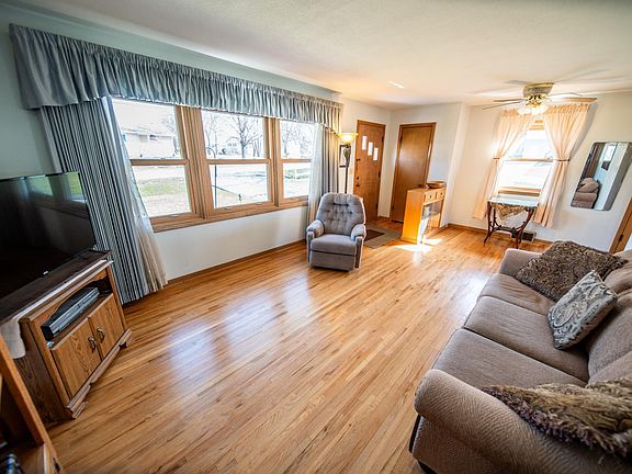 2nd image of 302 19th St SW