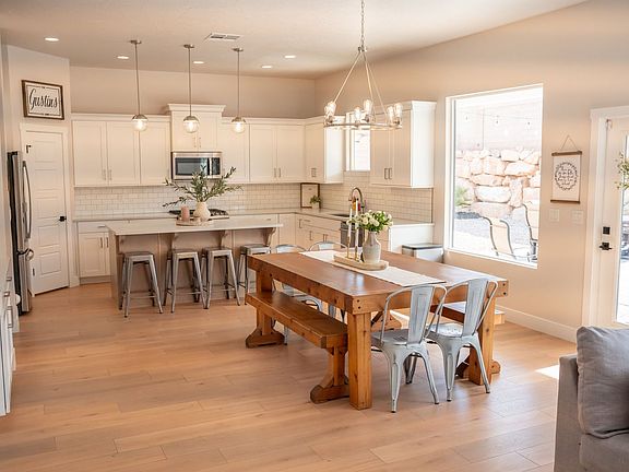 5th image of 1322 E Toliman Way