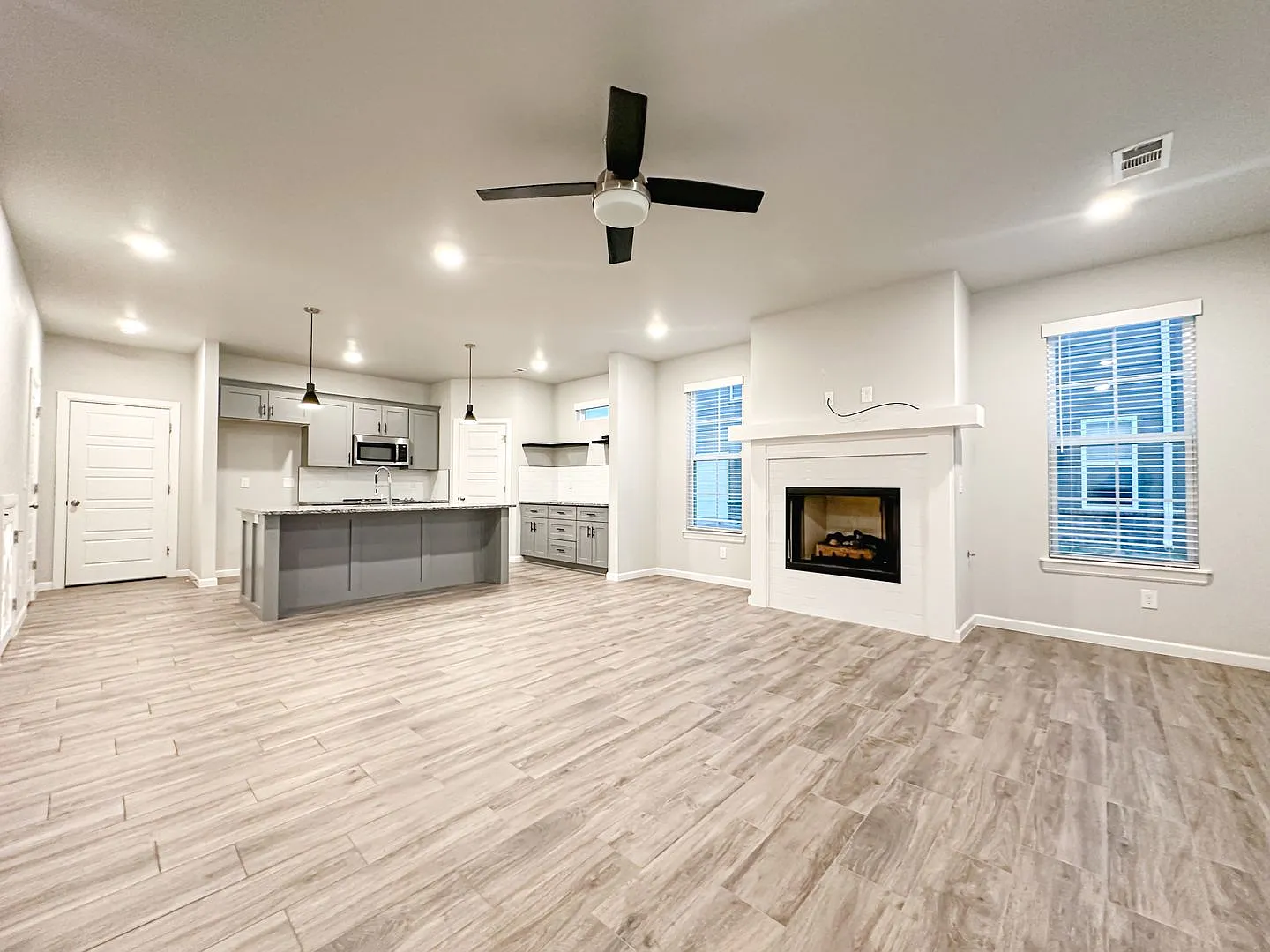 Welcome to your new home! 3bd/2.5b and gorgeous! — Photo 3