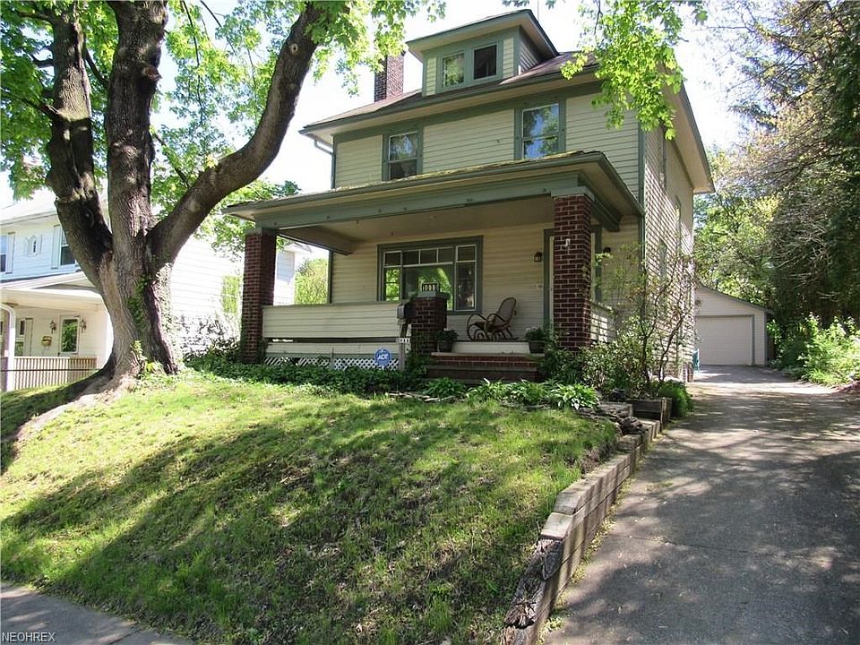 Charming 2 1/2 story Colonial in the heart of North Hill Akron