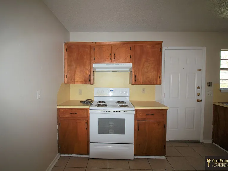 1706 Cole St — Photo 7