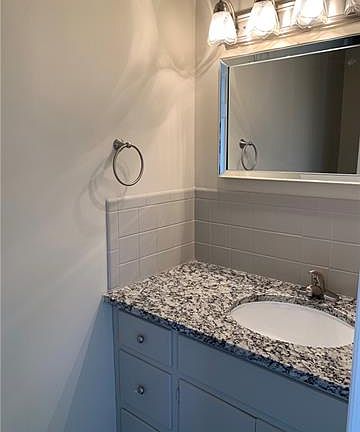 5th image of 921 Vista Pl NE
