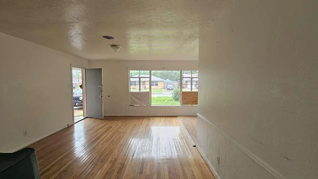 3 bed, 1.0 bath, 1119 sqft, $1,750 — Photo 3