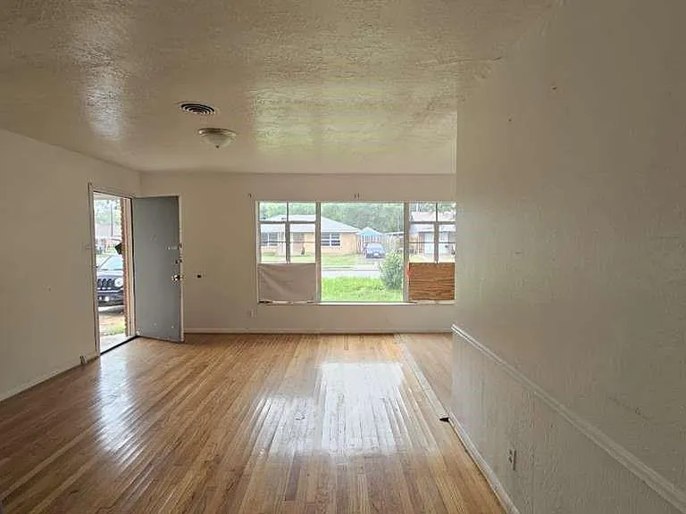 121 E Riverwood Dr — Photo 3