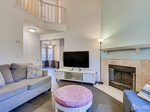 5th image of 63 Renaissance Ln