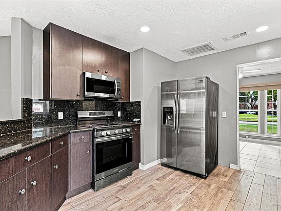 4th image of 2122 Courtshire Ln