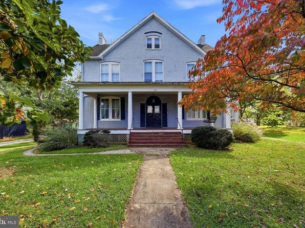525 E Washington St, Charles Town, WV 25414