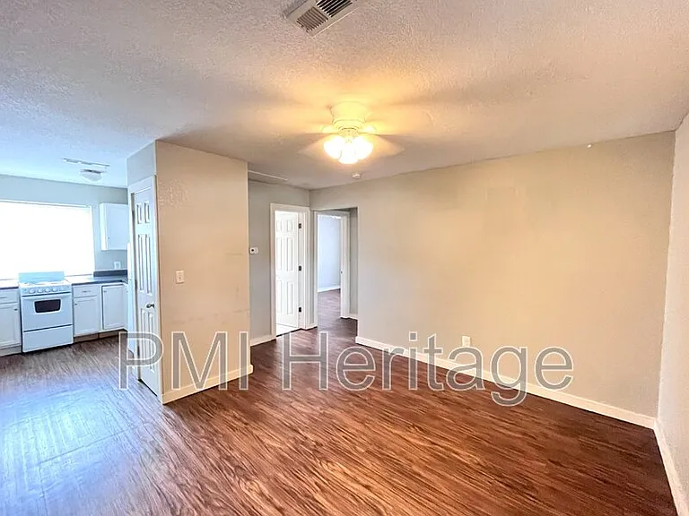 103 W Martin Luther King Jr Blvd #6 — Photo 1