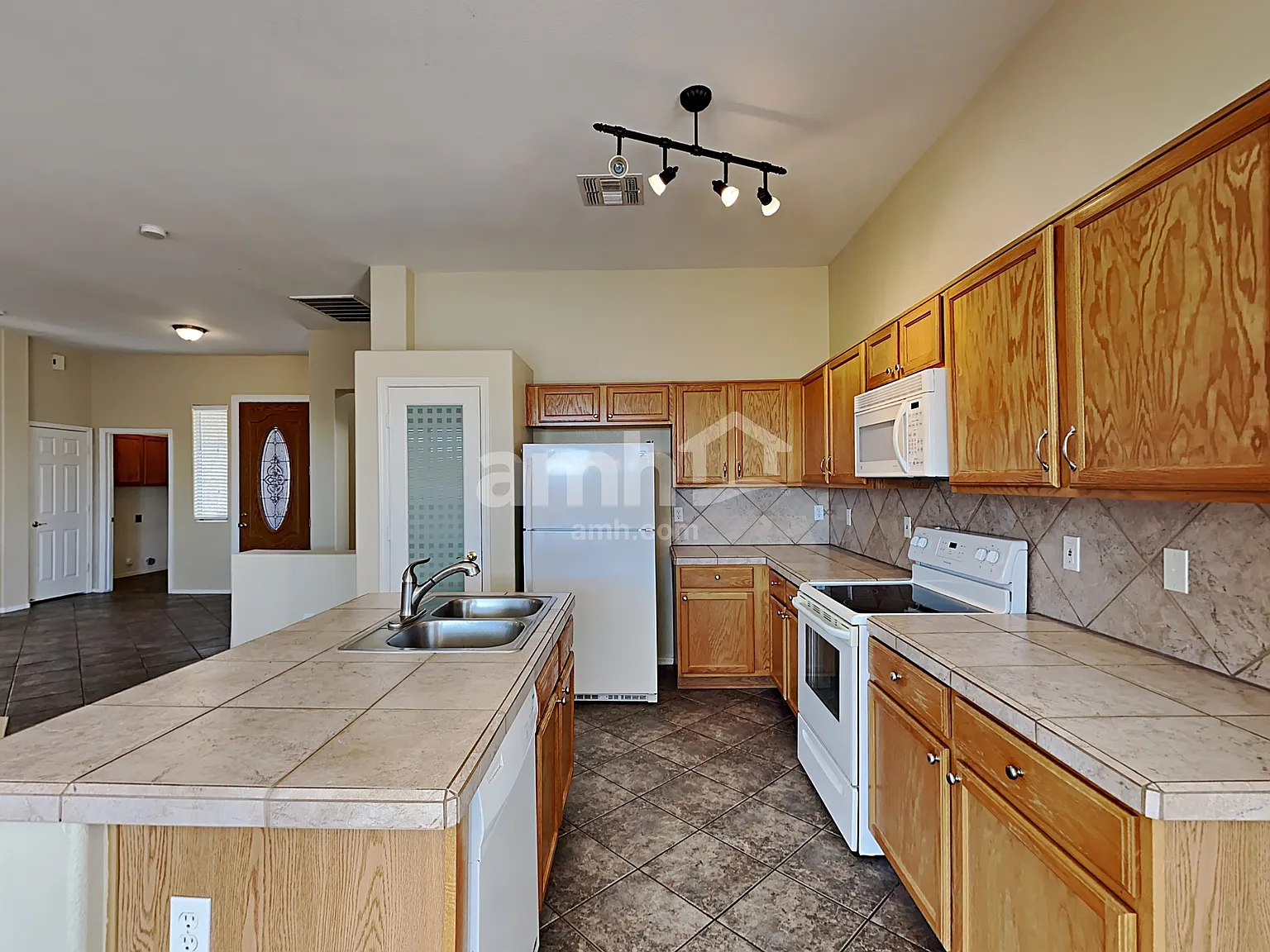 3 bed, 2.0 bath, 1764 sqft, $2,095 — Photo 3