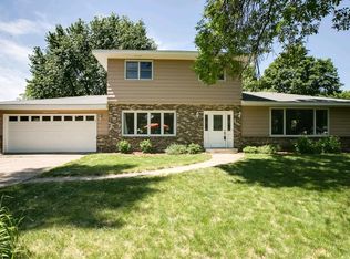 1617 Lamplight Dr, Woodbury, MN 55125