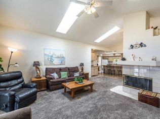 635 Lakeview Cir SE, Rio Rancho, NM 87124