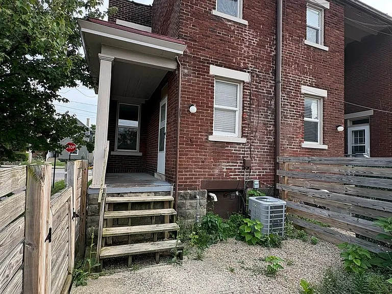 390 E Whittier St — Photo 22
