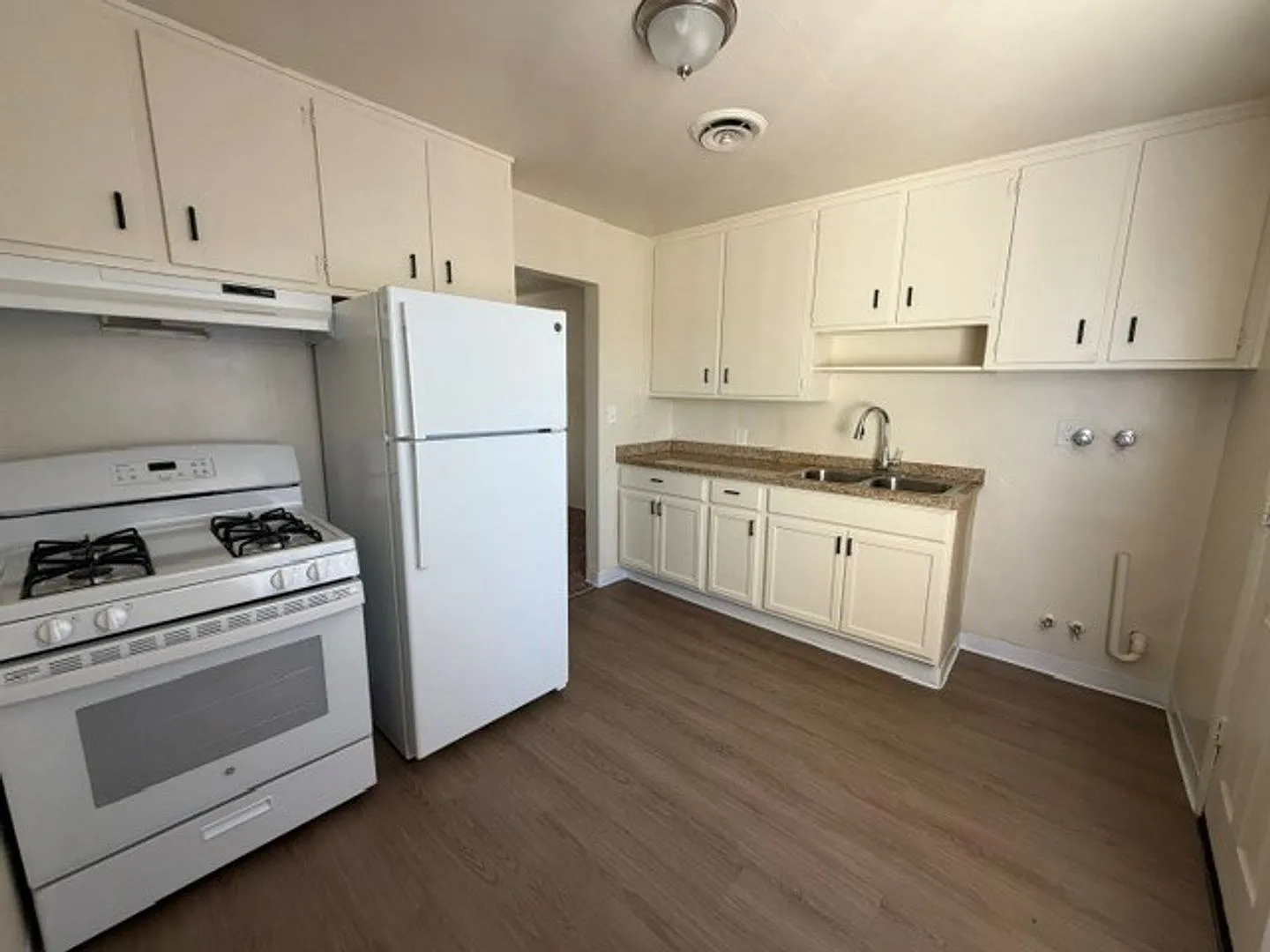 Douglas Apartments — Photo 4
