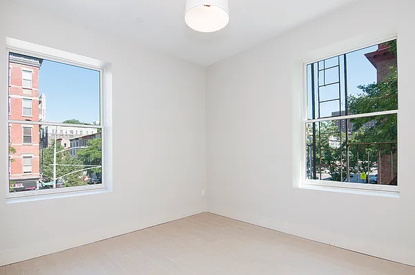 Rented by Perry Associates NYC Inc | media 10