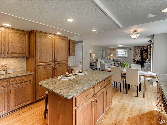 So much space in the kitchen. 