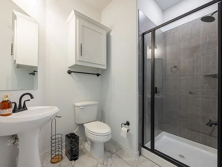 1111 Alaska Dr — Photo 2