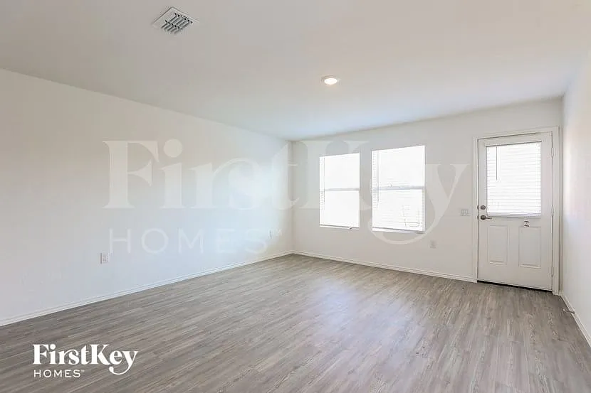 4 bed, 2.0 bath, 1627 sqft, $1,650 — Photo 2