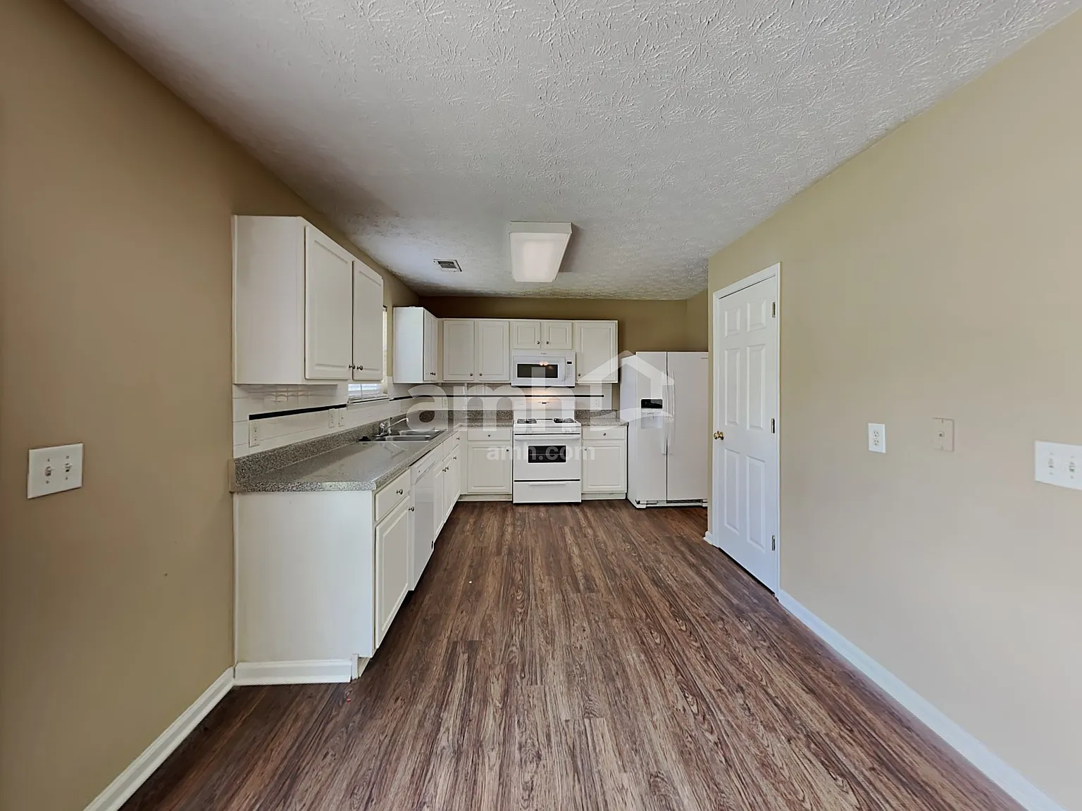 3 bed, 2.5 bath, 1816 sqft, $2,210 — Photo 3
