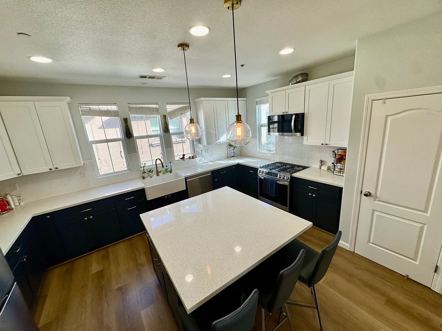 4 bed, 2000 sqft, $4,795 — Photo 4