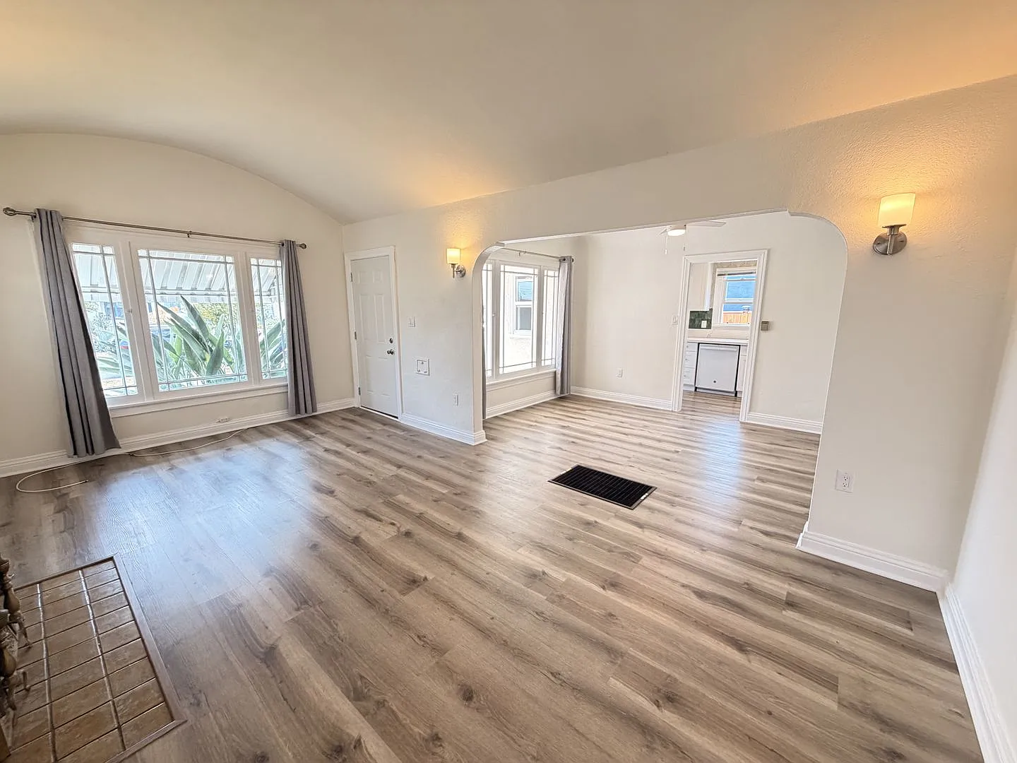 Upgraded 3BD Home | 2-Car Garage + Bonus Room | Private Backyard South LA — Photo 4