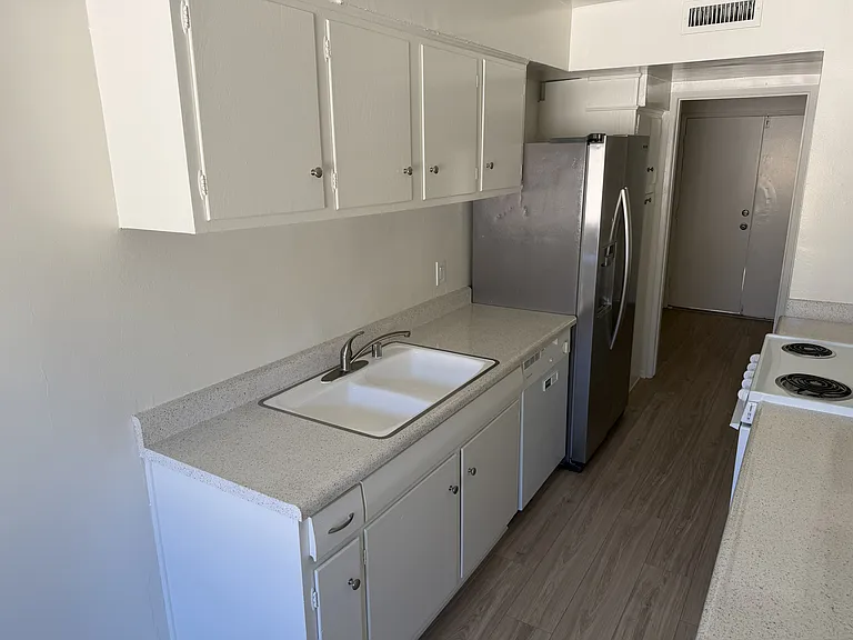 4310 Ventura Cyn Ave — Photo 15